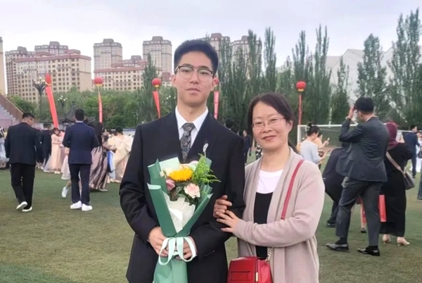 劉傲寒和媽媽合影。北航供圖