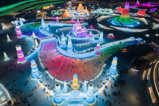 2024年1月1日，來自世界各地的游客在哈爾濱冰雪大世界園區(qū)內(nèi)游玩（無人機(jī)照片）。