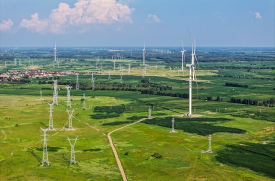 這是2024年7月19日拍攝的內(nèi)蒙古通遼238萬千瓦風(fēng)電項(xiàng)目（無人機(jī)照片）。此項(xiàng)目每年可將75億千瓦時(shí)清潔電能經(jīng)扎魯特—青州±800（千伏）直流特高壓外送通道送至山東地區(qū)消納，相當(dāng)于滿足受端地區(qū)超過300萬戶居民家庭用電需求，節(jié)約標(biāo)煤261萬噸，減少二氧化碳排放634萬噸。