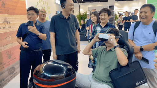 研學(xué)團(tuán)成員正在用VR眼鏡體驗(yàn)。人民網(wǎng) 王戰(zhàn)雄攝