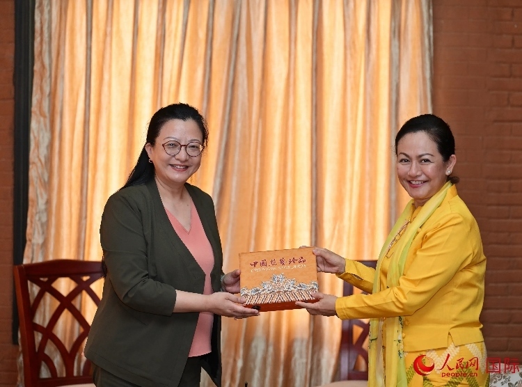 馬珈大使向岱岱楷部長(zhǎng)贈(zèng)送中國(guó)特色紀(jì)念品。人民網(wǎng)記者 謝佳君攝