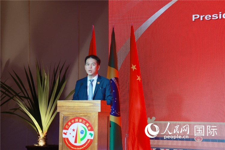 巴西中國浙江商會執(zhí)行會長陳翔廣宣讀賀電。人民網(wǎng)記者 陳海琪攝