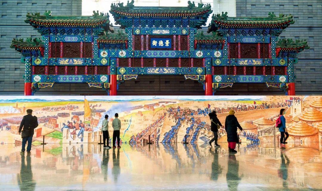 △2022年1月，觀眾在首都博物館參觀“穿越時空的大運(yùn)河”數(shù)字影像展。