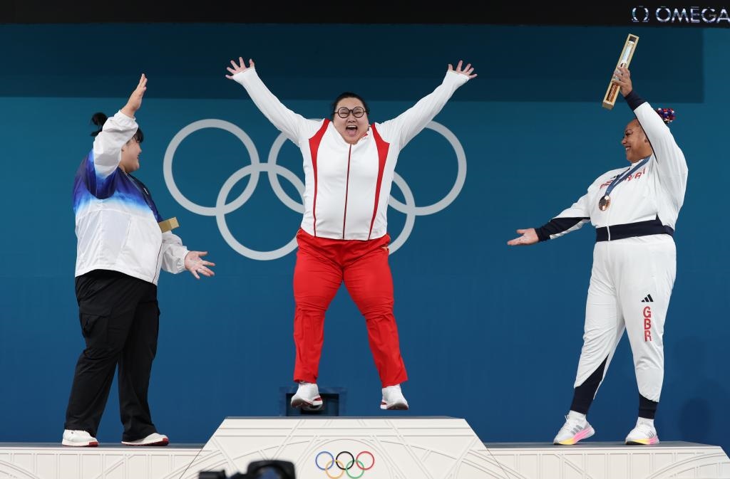 中國選手李雯雯（中）在巴黎奧運會舉重女子81公斤以上級頒獎儀式中登上領獎臺（2024年8月11日攝）。新華社記者 楊磊 攝