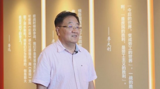 圖為中國社會(huì)科學(xué)學(xué)院近代史研究所研究員張俊義接受媒體采訪。