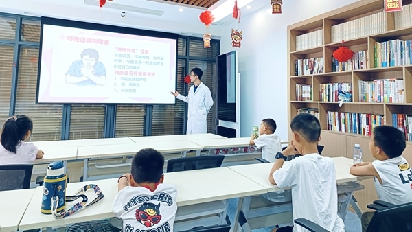 西安交通大學(xué)“筑夢醫(yī)心·護(hù)佑三農(nóng)”實(shí)踐團(tuán)開展健康科普。校方供圖