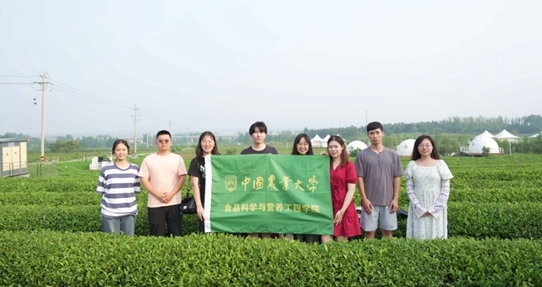 在山東日照，中國農(nóng)業(yè)大學(xué)食品學(xué)院實(shí)踐團(tuán)就農(nóng)業(yè)生產(chǎn)智能化設(shè)備、肥料選用等問題開展實(shí)地調(diào)研，并面向300余名村民陸續(xù)開展4次科普宣講。校方供圖