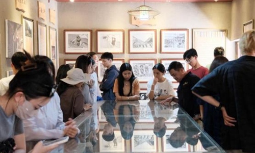 同學(xué)們觀摩文旅設(shè)計。校方供圖