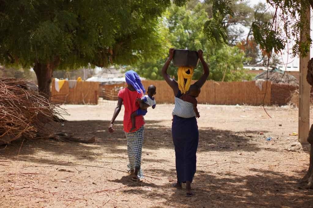 2023年3月20日，在塞內(nèi)加爾久爾貝勒區(qū)的泰內(nèi)富勒村，村民將取到的水運回家。新華社記者 王子正 攝