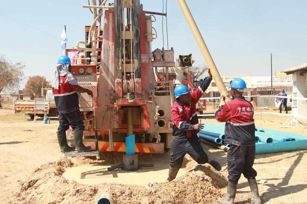 7月22日，工人在津巴布韋東馬紹納蘭省舉行的中國援津巴布韋300口水井項目開工儀式上鉆井。新華社發(fā)