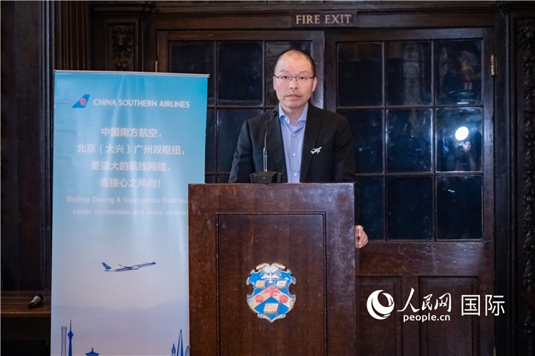 圖為中國南方航空倫敦營業(yè)部總經(jīng)理陳珂致辭。人民網(wǎng) 郭錦標(biāo)攝