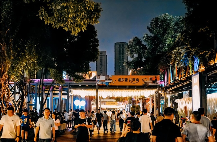 夜幕下的東郊記憶園區(qū)人流如織，熱度不減。資料圖片