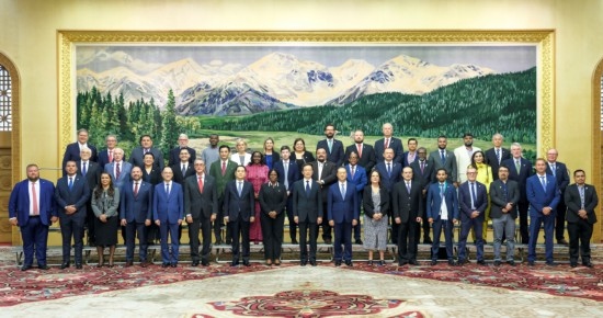  8月30日，國家副主席韓正在北京集體會見出席2024年國際議員友好交流論壇的各國代表。新華社記者 丁林 攝