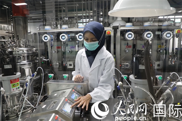 中國—印尼新能源材料與冶金工程技術(shù)聯(lián)合研究實驗室內(nèi)，研究人員正在工作。人民網(wǎng)記者曹師韻攝