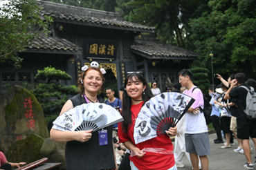 媒體考察團(tuán)成員在都江堰清溪園合影留念。（陳斌 攝）