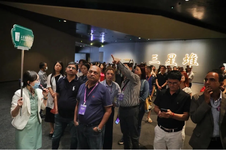 8月31日，亞洲媒體考察團參訪三星堆博物館?！吨袊?jīng)濟周刊》記者肖翊攝