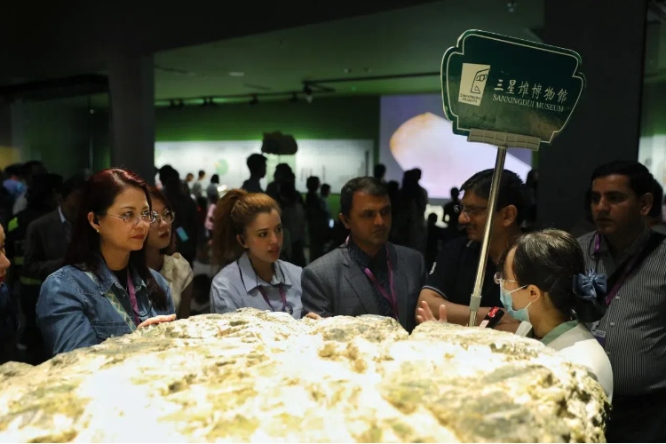8月31日，亞洲媒體考察團參訪三星堆博物館。左一為馬來西亞《星報》首席商務(wù)官莉迪婭·王?！吨袊?jīng)濟周刊》記者肖翊攝