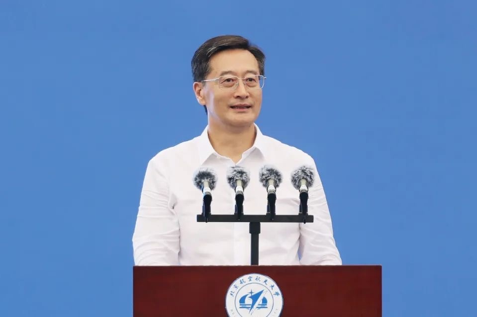 中國工程院院士、北京航空航天大學(xué)校長王云鵬在2024級新生開學(xué)典禮上講話。校方供圖