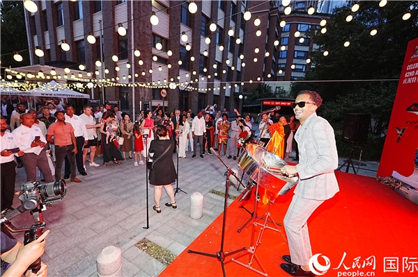 來自特多的藝術(shù)家在慶祝儀式上表演特多鋼鼓。人民網(wǎng)記者 趙益普攝