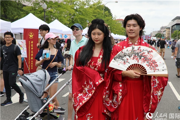 5、當(dāng)?shù)厝A僑華人身穿漢服參加文化節(jié)。 人民網(wǎng)記者 李志偉攝