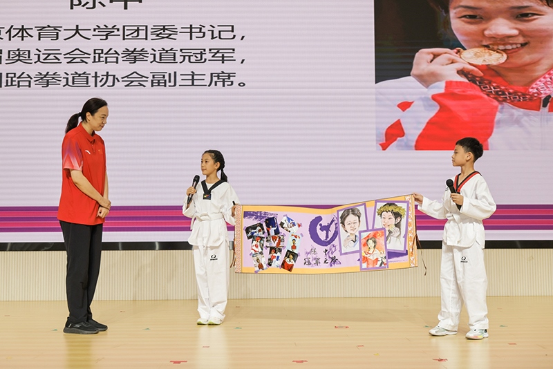 兩位學(xué)生小記者對話陳中老師。學(xué)校供圖