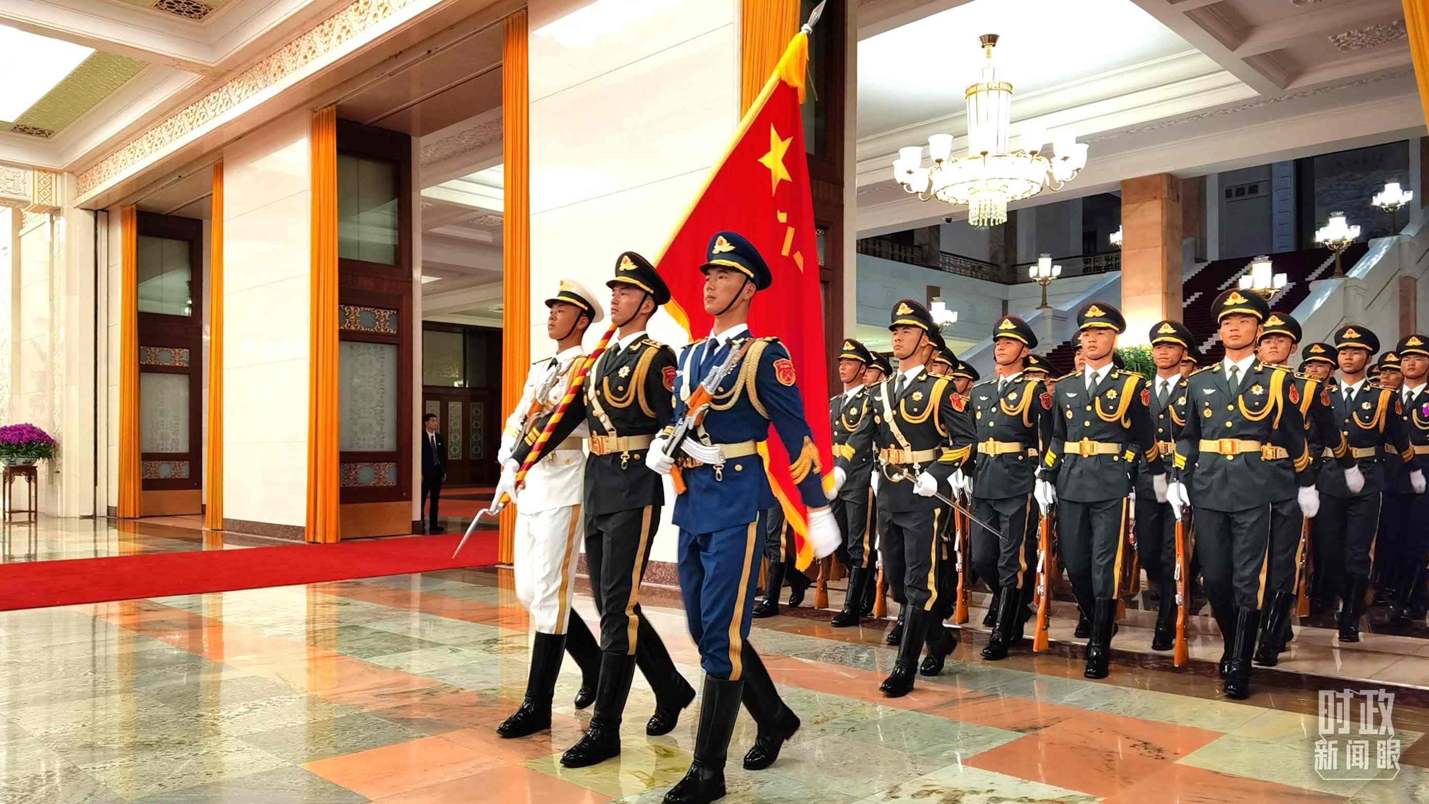 △9月2日，習(xí)主席在人民大會(huì)堂北大廳為拉馬福薩總統(tǒng)舉行歡迎儀式。（總臺(tái)央視記者郭鴻拍攝）