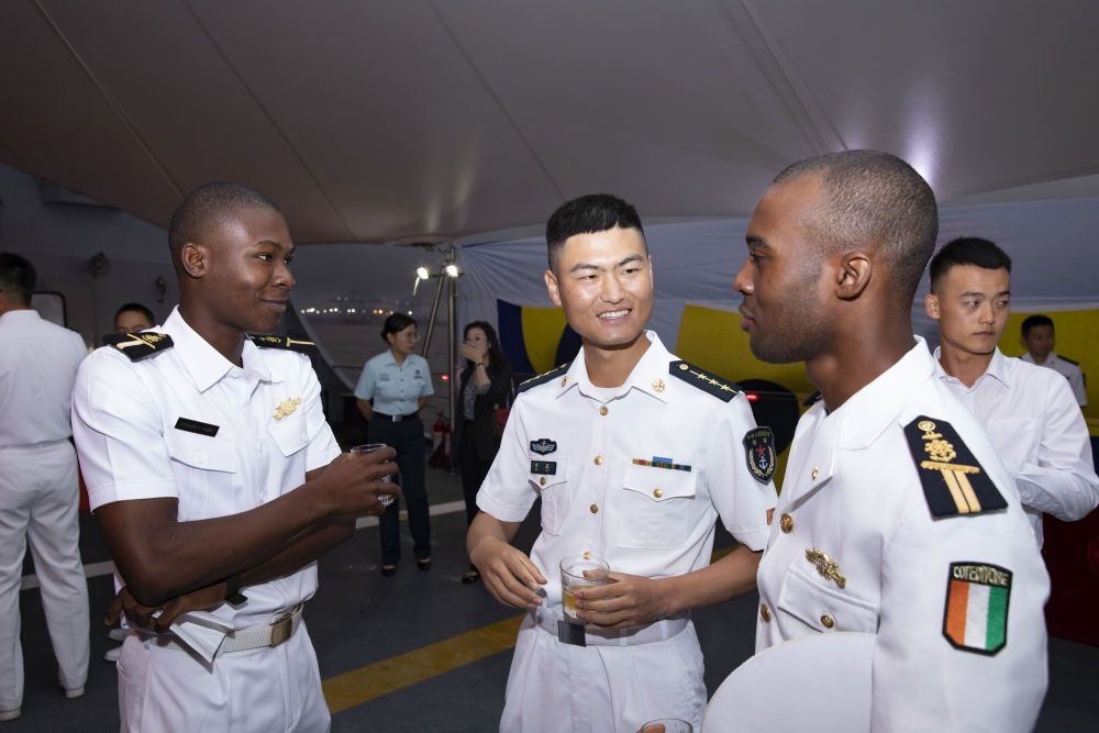 2023年6月25日，中國和科特迪瓦雙方官兵在南寧艦舉辦的甲板招待會上交流。中國海軍第43批護(hù)航編隊22日抵達(dá)科特迪瓦經(jīng)濟(jì)首都阿比讓，開始對科特迪瓦為期4天的友好訪問。