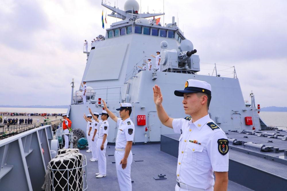 2023年7月8日，中國海軍第43批護(hù)航編隊官兵向加蓬利伯維爾奧文多港碼頭的歡迎人群揮手致意。中國海軍第43批護(hù)航編隊抵達(dá)加蓬利伯維爾，開始對加蓬進(jìn)行為期4天的友好訪問。