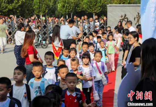9月1日起，河北省衡水市各中小學(xué)陸續(xù)開(kāi)學(xué)。9月4日，2024級(jí)小學(xué)一年級(jí)新生集中入學(xué)，為迎接新同學(xué)，各學(xué)校開(kāi)展了豐富多彩的活動(dòng)。 據(jù)衡水市教育局介紹，今年衡水市746所中小學(xué)共迎來(lái)75.1萬(wàn)名新生。其中，全市550所小學(xué)迎來(lái)新生34.46萬(wàn)名。圖為衡水市第十二中學(xué)小學(xué)部的一年級(jí)新生走紅毯。陳康 攝