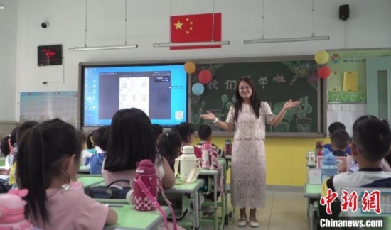 圖為衡水市新苑小學(xué)，老師正在給學(xué)生講開(kāi)學(xué)第一課的內(nèi)容。王天祥 攝