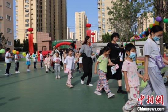 圖為衡水市新苑小學(xué)，小學(xué)一年級(jí)新生佩戴“夢(mèng)想徽章”后，步入校園 。王天祥 攝