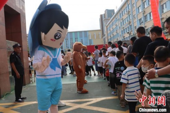 圖為衡水市新苑小學(xué)，老師穿上玩偶服裝歡迎新生入學(xué)。王天祥 攝