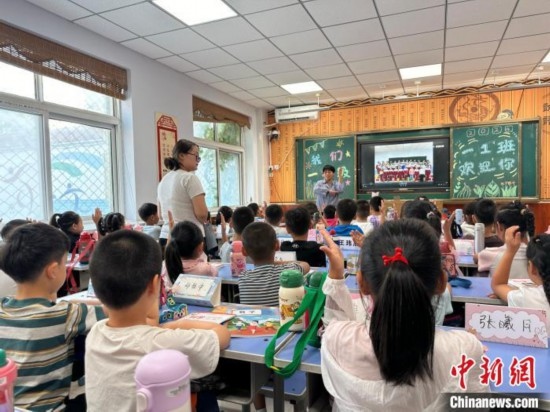 圖為衡水市康復(fù)街小學(xué)，老師講解開(kāi)學(xué)第一課校園紀(jì)律與禮儀。徐鵬璐 攝