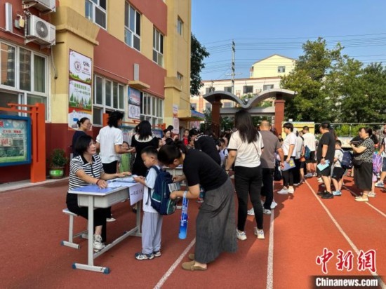 圖為衡水市康復(fù)街小學(xué)，正在簽到的小學(xué)生。徐鵬璐 攝