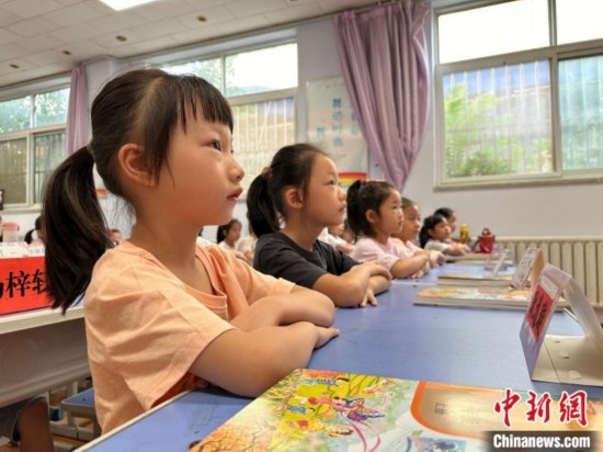 圖為衡水市康復(fù)街小學(xué)，小學(xué)生聽(tīng)老師講開(kāi)學(xué)第一課內(nèi)容。徐鵬璐 攝