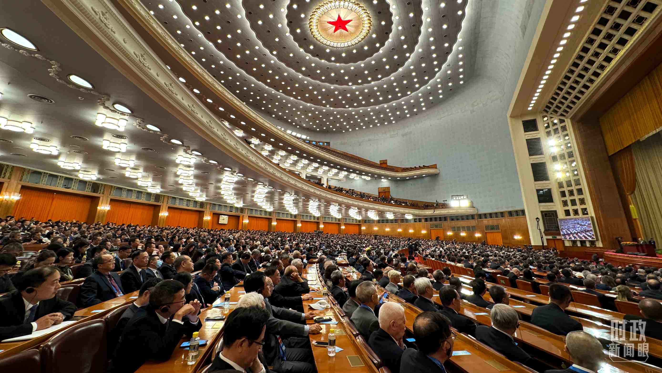  △中非合作論壇非方成員國國家元首、政府首腦、代表團團長及國際和地區(qū)組織負責人等中外各界人士3200余人出席開幕式。（總臺央視記者蔣碩拍攝）