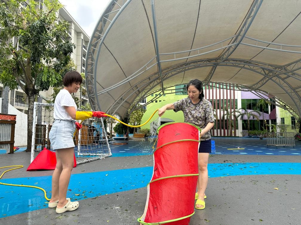 ?？谑薪逃變簣@在臺(tái)風(fēng)過后進(jìn)行室外環(huán)境清理。新華社記者 陳凱姿 攝
