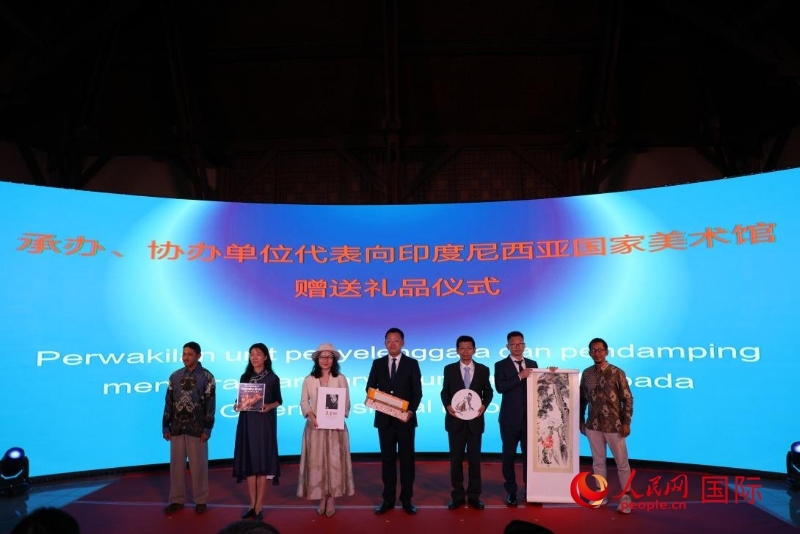 在展覽開幕式現(xiàn)場，本次展覽的承辦、協(xié)辦單位代表向印尼國家美術(shù)館贈送禮品。人民網(wǎng)記者 曹師韻攝