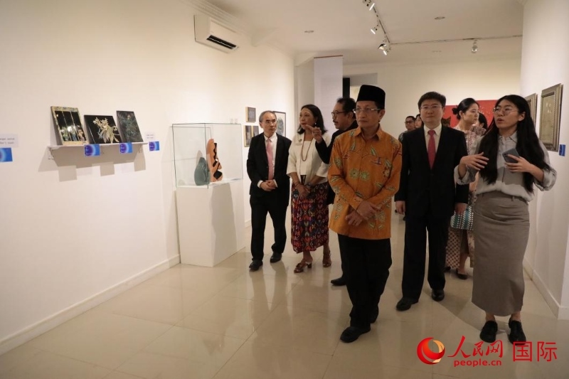 參加開幕式的嘉賓參觀展覽。人民網(wǎng)記者曹師韻攝