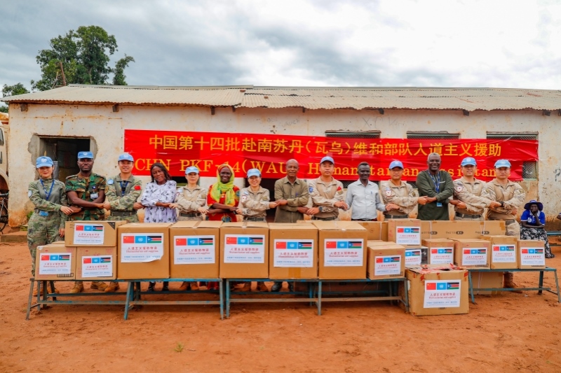 維和官兵與學(xué)校代表進行物資交接。王皓宇攝