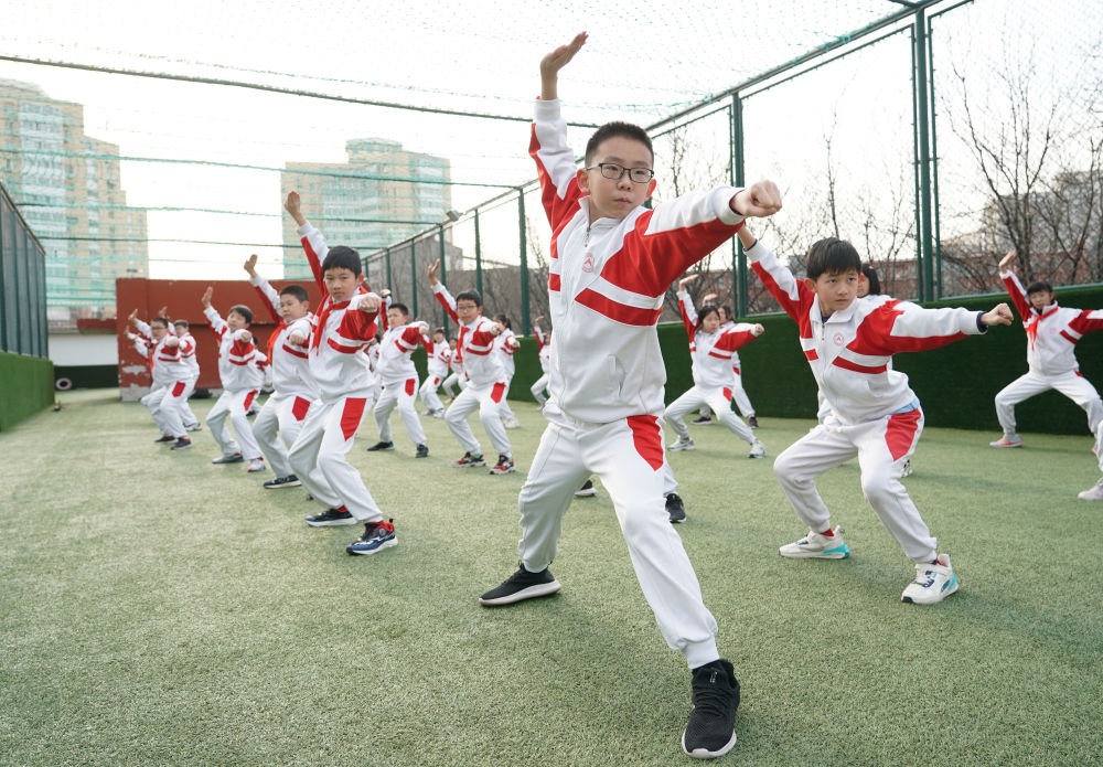 2024年2月21日，在人大附中實驗小學(xué)，學(xué)生們在體育課中進行武術(shù)練習(xí)。新華社記者 任超 攝