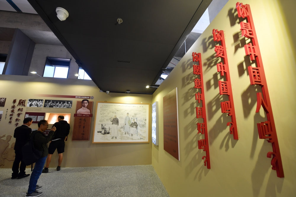 在南開大學(xué)海冰樓內(nèi)，墻上掛著“愛國三問”（2019年10月14日攝）。新華社記者 李然 攝