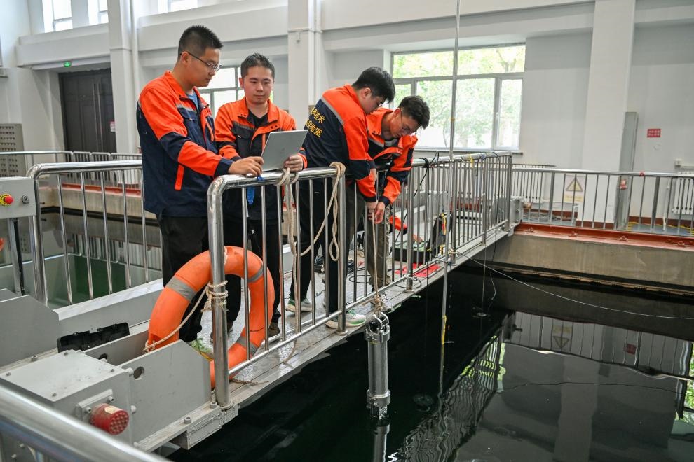 哈爾濱工程大學(xué)水聲工程學(xué)院學(xué)生在進(jìn)行技術(shù)實(shí)驗(yàn)。新華社記者王松 攝