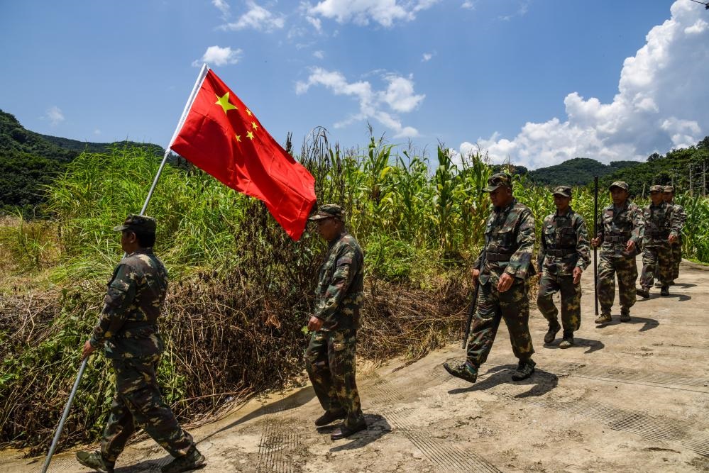 8月16日，老支書尼紅（左二）和班老鄉(xiāng)班搞村巡邊隊一起出發(fā)去巡邊。新華社記者吉哲鵬 攝