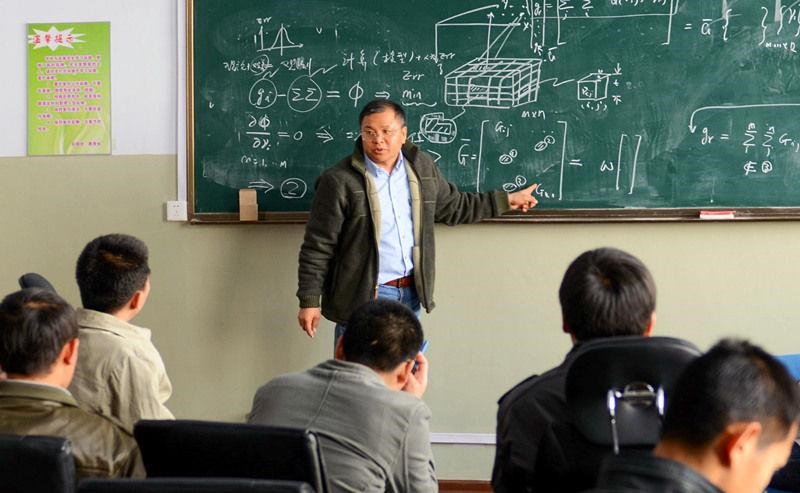 2011年4月，著名地球物理學家黃大年為學生們授課。
