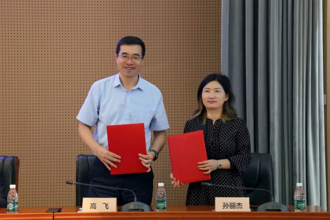 外交學(xué)院副院長高飛與中國國際科學(xué)技術(shù)合作協(xié)會執(zhí)行副會長兼秘書長孫麗杰簽署戰(zhàn)略合作備忘錄并啟動科技外交官搖籃計劃。主辦方供圖