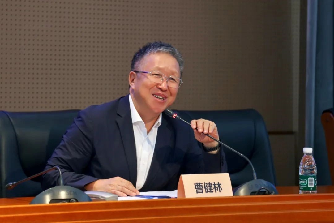 科技部原副部長、十三屆全國政協(xié)教科衛(wèi)體委員會副主任、現(xiàn)任季華實驗室理事長、主任曹健林致辭。主辦方供圖