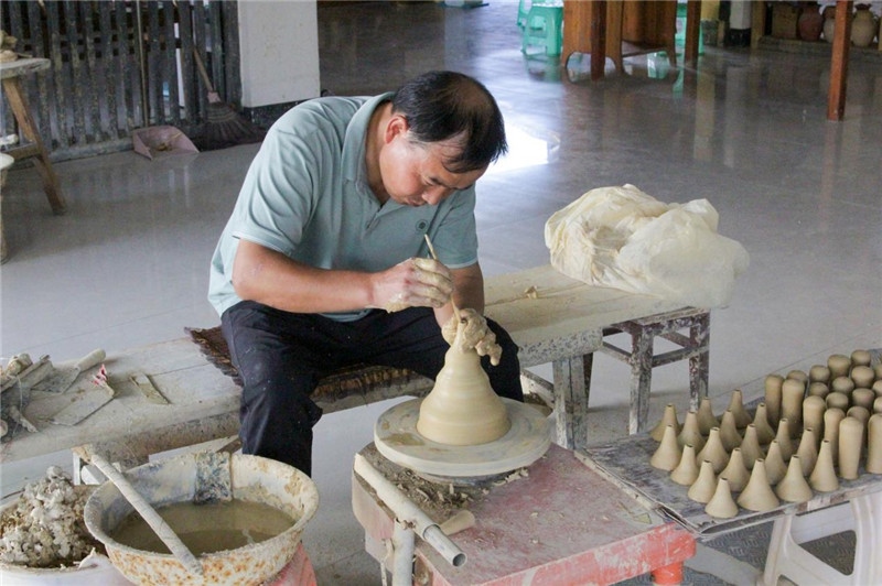 陶器是人類社會由舊石器時代發(fā)展到新石器時代的標(biāo)志之一，也是人類由野蠻走向文明的標(biāo)志，承載著人類成長進(jìn)步的記憶。陶藝一條街上，母氏陶藝館內(nèi)，空氣中彌漫著陶土的芬芳。非遺傳承人母先才展示制陶技術(shù)，他神情專注、心無旁騖地打磨手中的陶坯，手中的泥土在旋轉(zhuǎn)的陶輪上漸漸成型。與土陶相伴近40年的母先才堅守初心，傳承土陶技藝是他作為貴州省級非遺花茂土陶傳承人的“執(zhí)念”與責(zé)任。（俄羅斯《俄羅斯報》視覺內(nèi)容部副主編阿爾圖爾·杰魯諾夫攝）