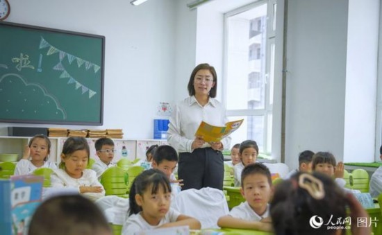 9月9日，黑龍江省哈爾濱市花園小學(xué)，語(yǔ)文老師正在給二年級(jí)小學(xué)生們上課。人民網(wǎng)記者 張哲鑫攝