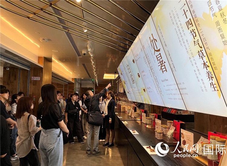 2. 日中友好協(xié)會青年代表團(tuán)一行學(xué)習(xí)24節(jié)氣養(yǎng)生知識。（人民網(wǎng)記者陳思 攝）
